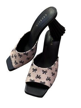 CECELIA NEW YORK Cadsbury in Oat with Pink bows size 6.5